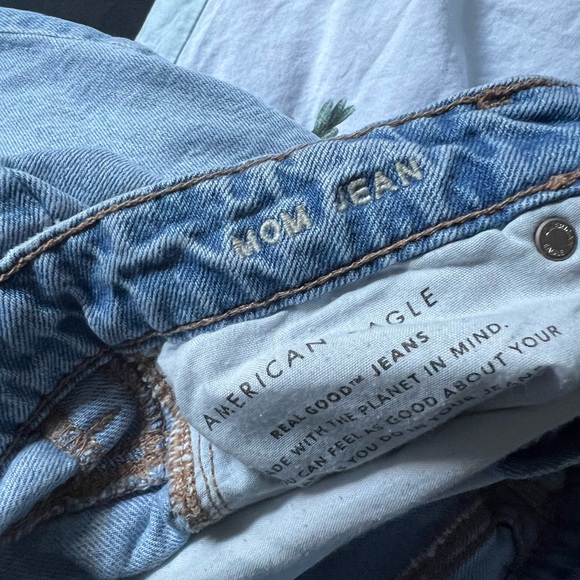 2L Mom Jean American Eagle Light Wash - Picture 3 of 4